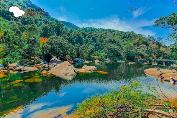 Khung Cảnh Thiên Nhiên Hùng Vĩ Của Hang Đá Đăk Tuar