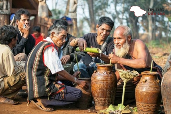 Giới Thiệu Về Rượu Cần Tây Nguyên? Nguồn Gốc Và Truyền Thống Văn Hóa